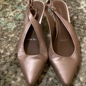 Donald Pliner slingback, gold. Size 7?